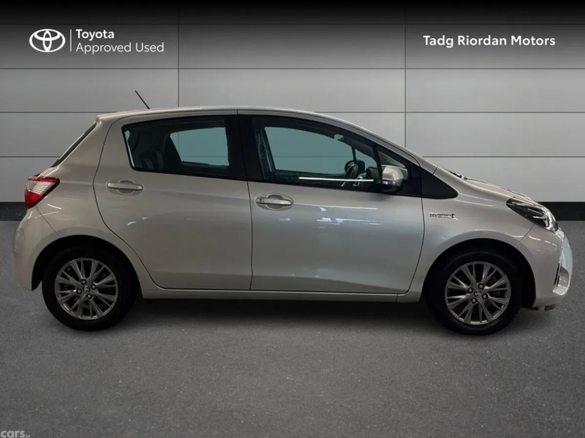 Toyota Yaris Hatchback, Petrol Hybrid, 2019, Silver