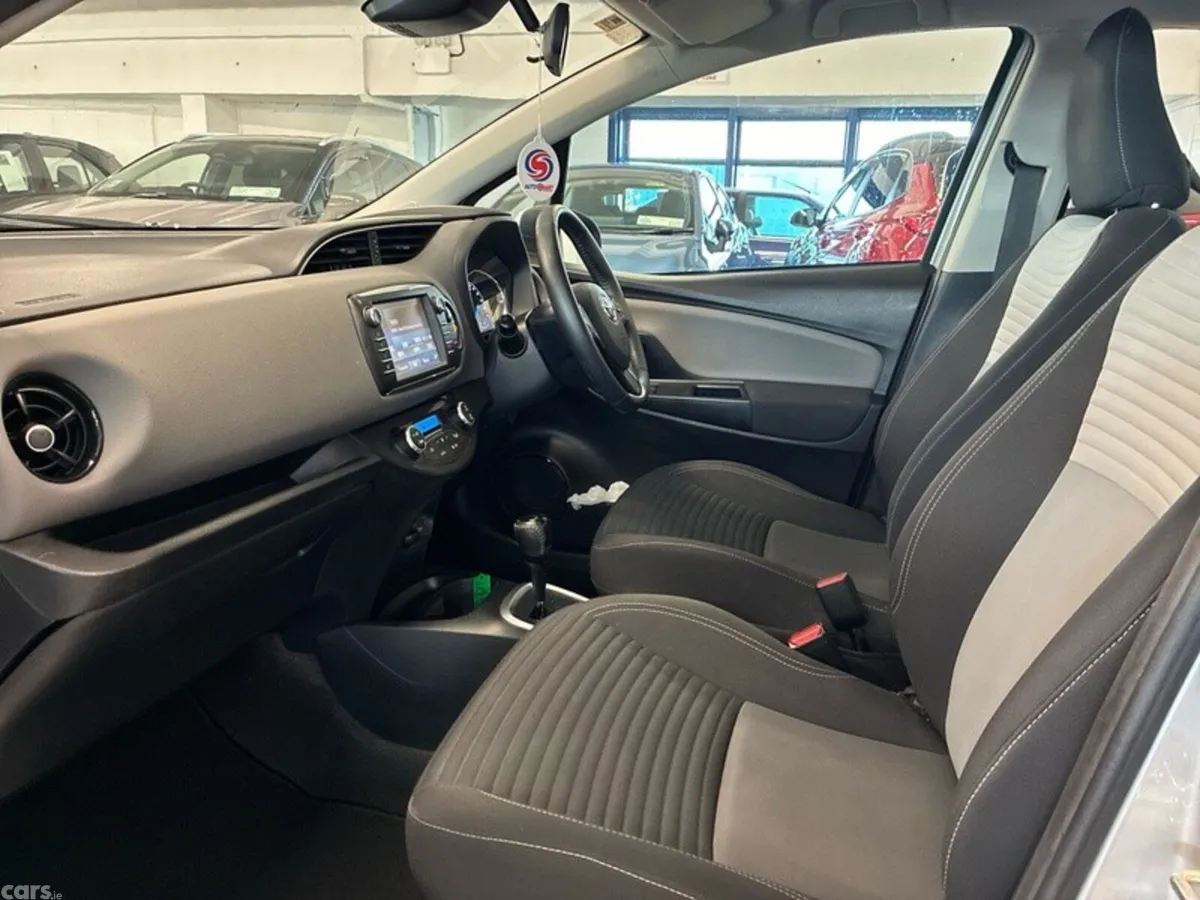 Toyota Yaris Hatchback, Petrol Hybrid, 2019, Silver