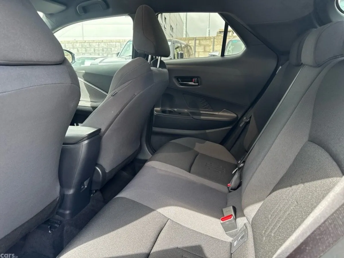 Toyota C-HR SUV, Petrol Hybrid, 2024, Silver