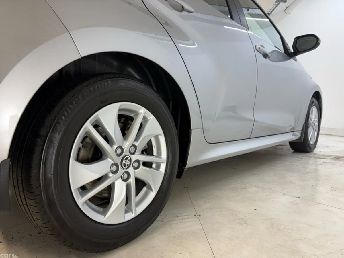 Toyota Yaris Hatchback, Petrol Hybrid, 2023, Silver