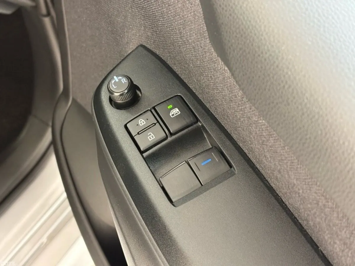 Toyota Yaris Hatchback, Petrol Hybrid, 2023, Silver