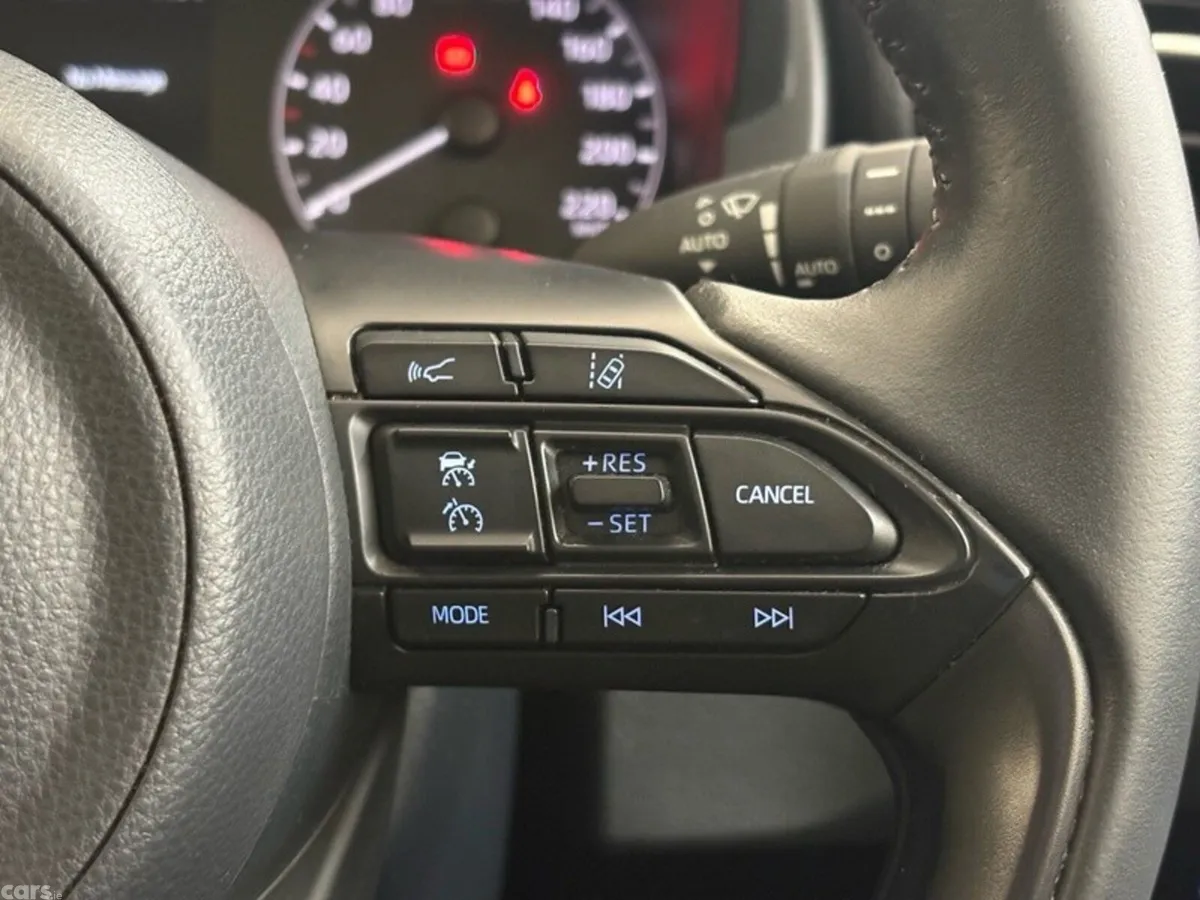 Toyota Yaris Hatchback, Petrol Hybrid, 2023, Silver