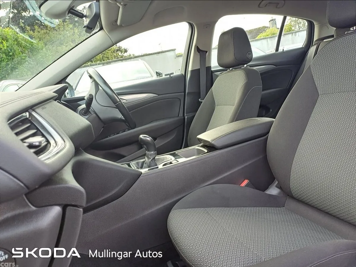 Opel Insignia Hatchback, Diesel, 2018, White