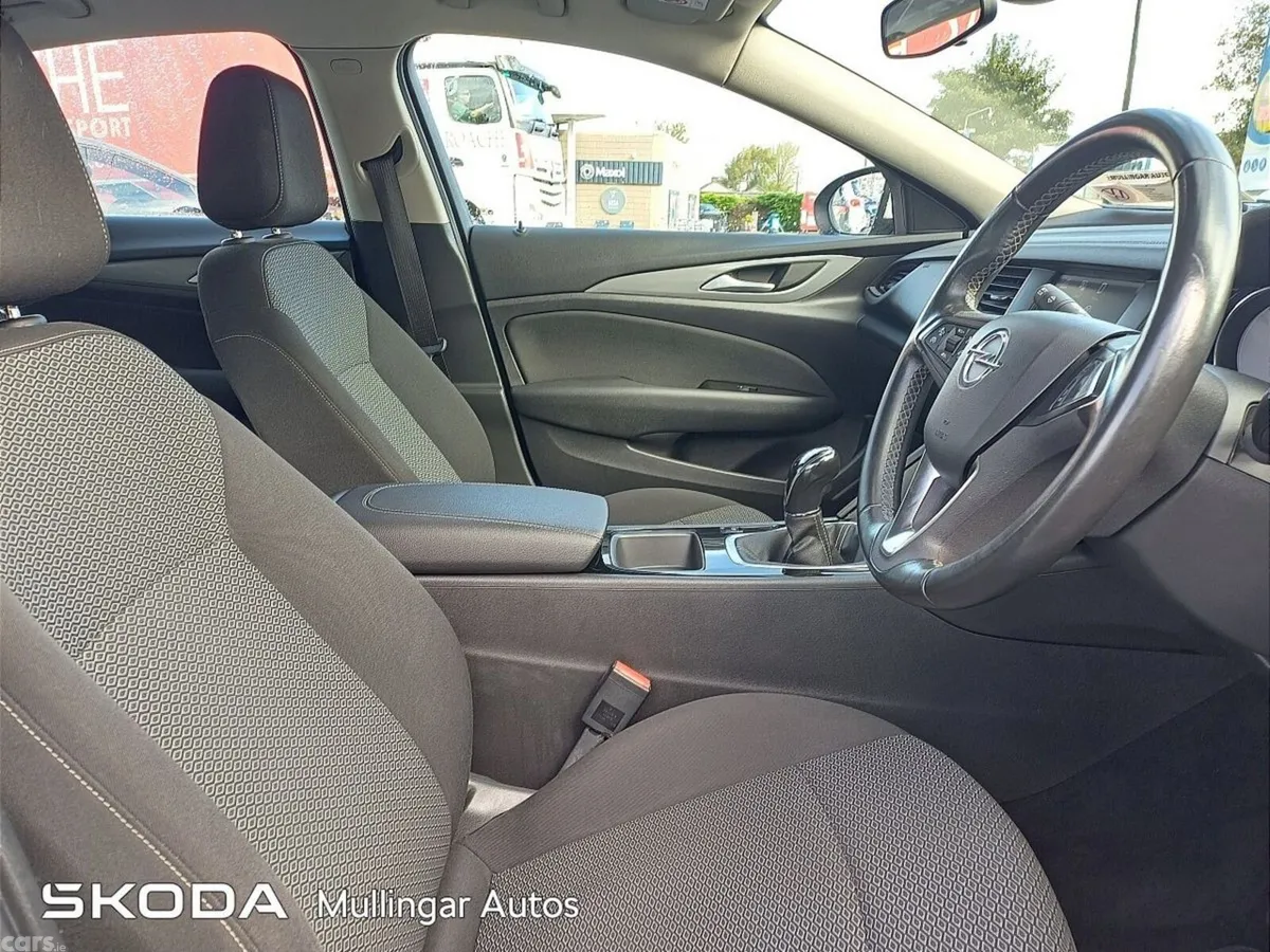 Opel Insignia Hatchback, Diesel, 2018, White