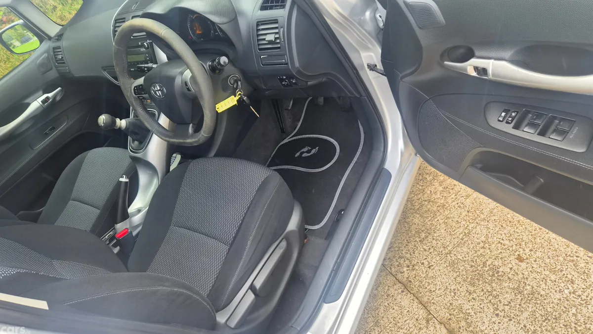 Toyota Auris Hatchback, Diesel, 2010, Silver