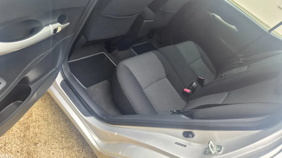 Toyota Auris Hatchback, Diesel, 2010, Silver