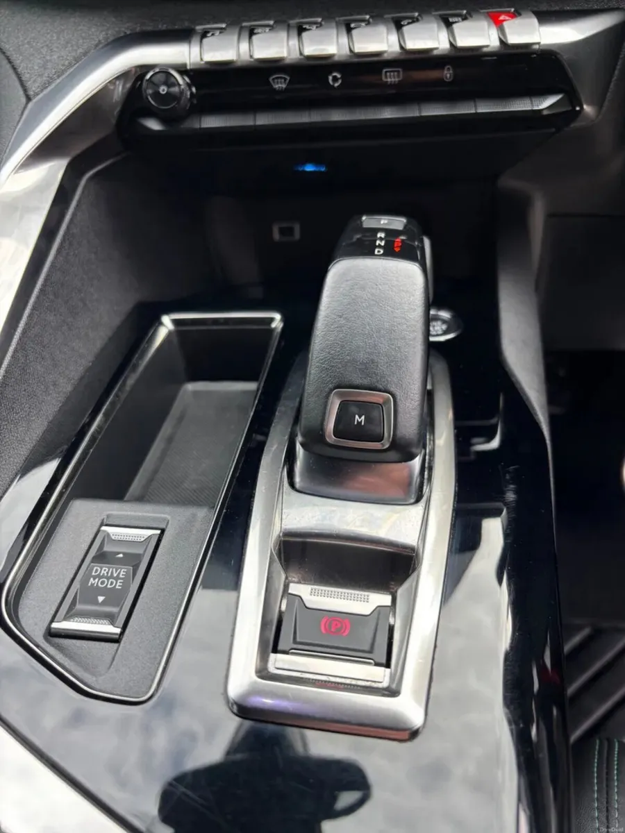 Peugeot 3008 MPV, Diesel, 2023, Red