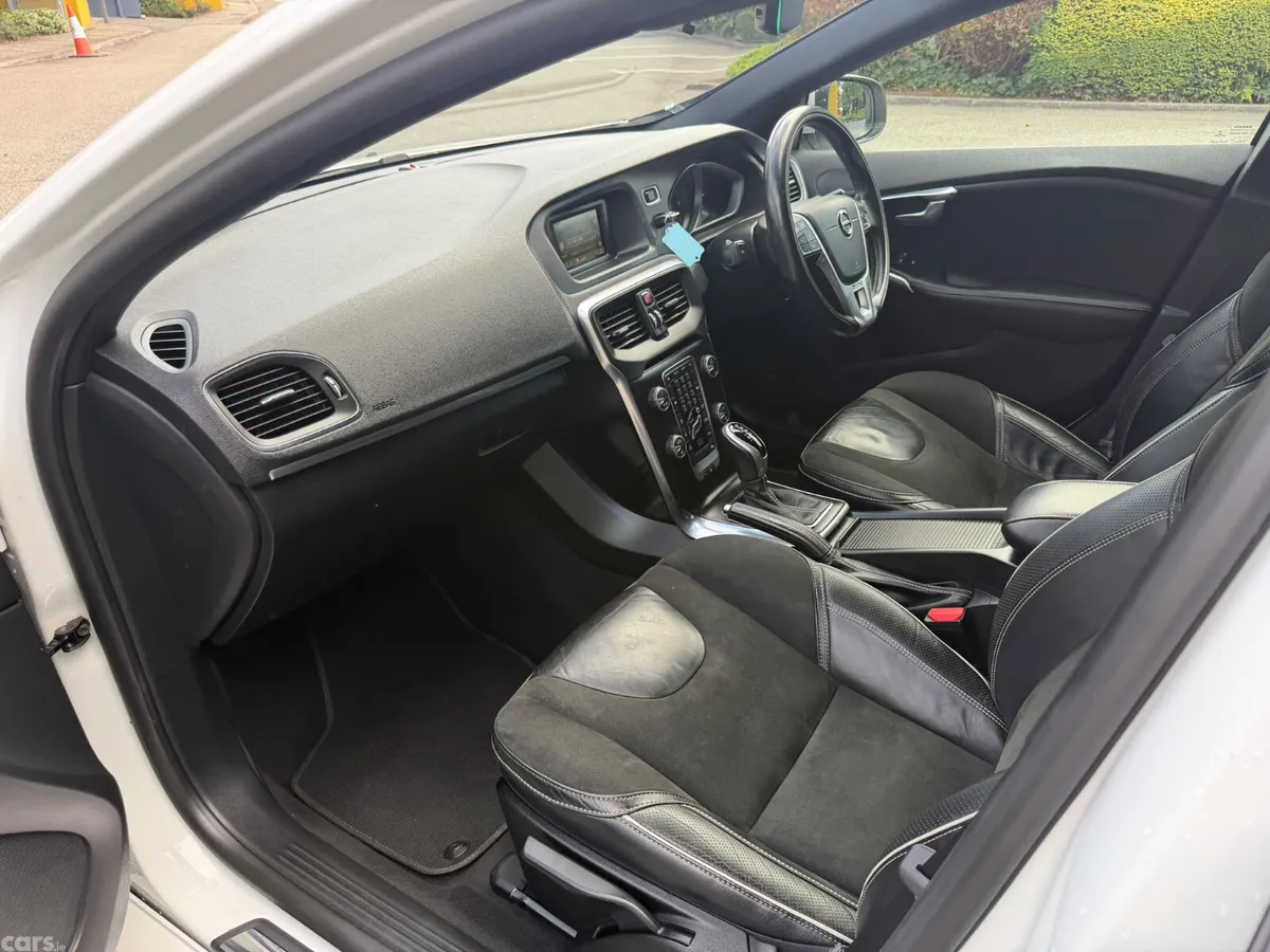 Volvo V40 Hatchback, Diesel, 2017, White