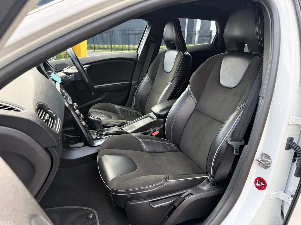 Volvo V40 Hatchback, Diesel, 2017, White
