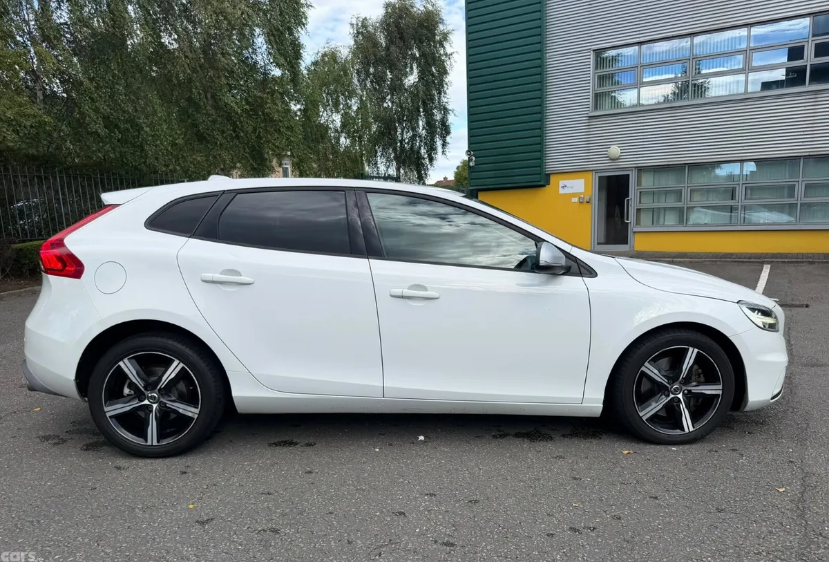 Volvo V40 Hatchback, Diesel, 2017, White