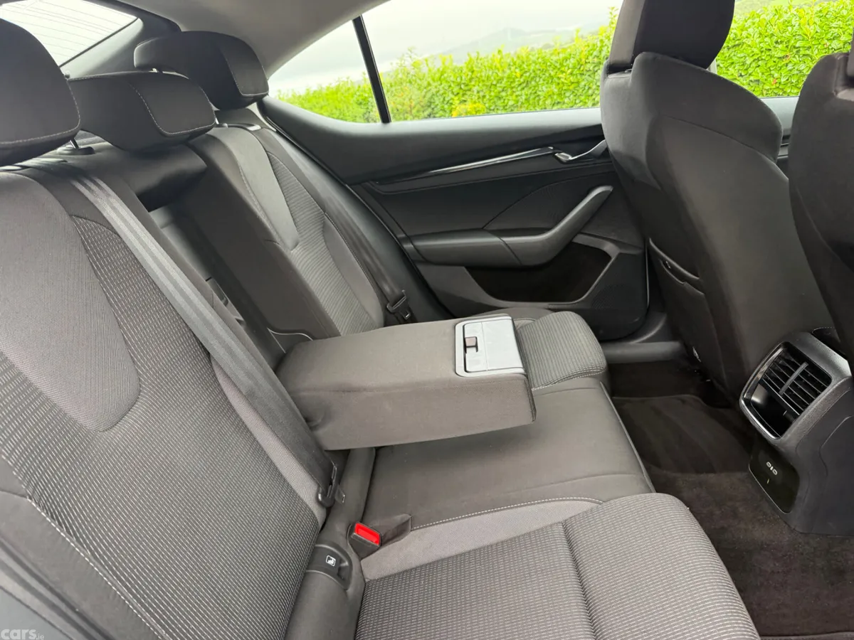 Skoda Octavia Saloon, Diesel, 2021, Grey