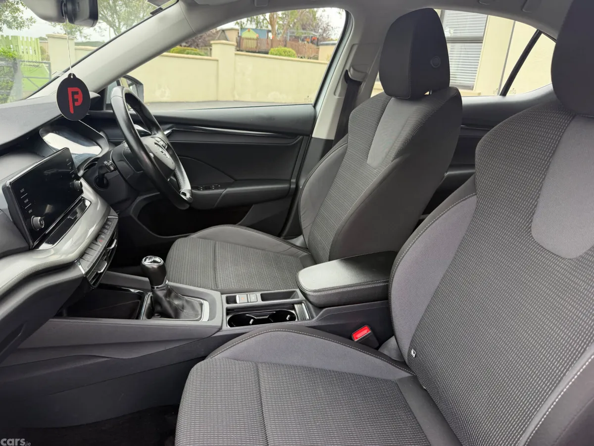 Skoda Octavia Saloon, Diesel, 2021, Grey