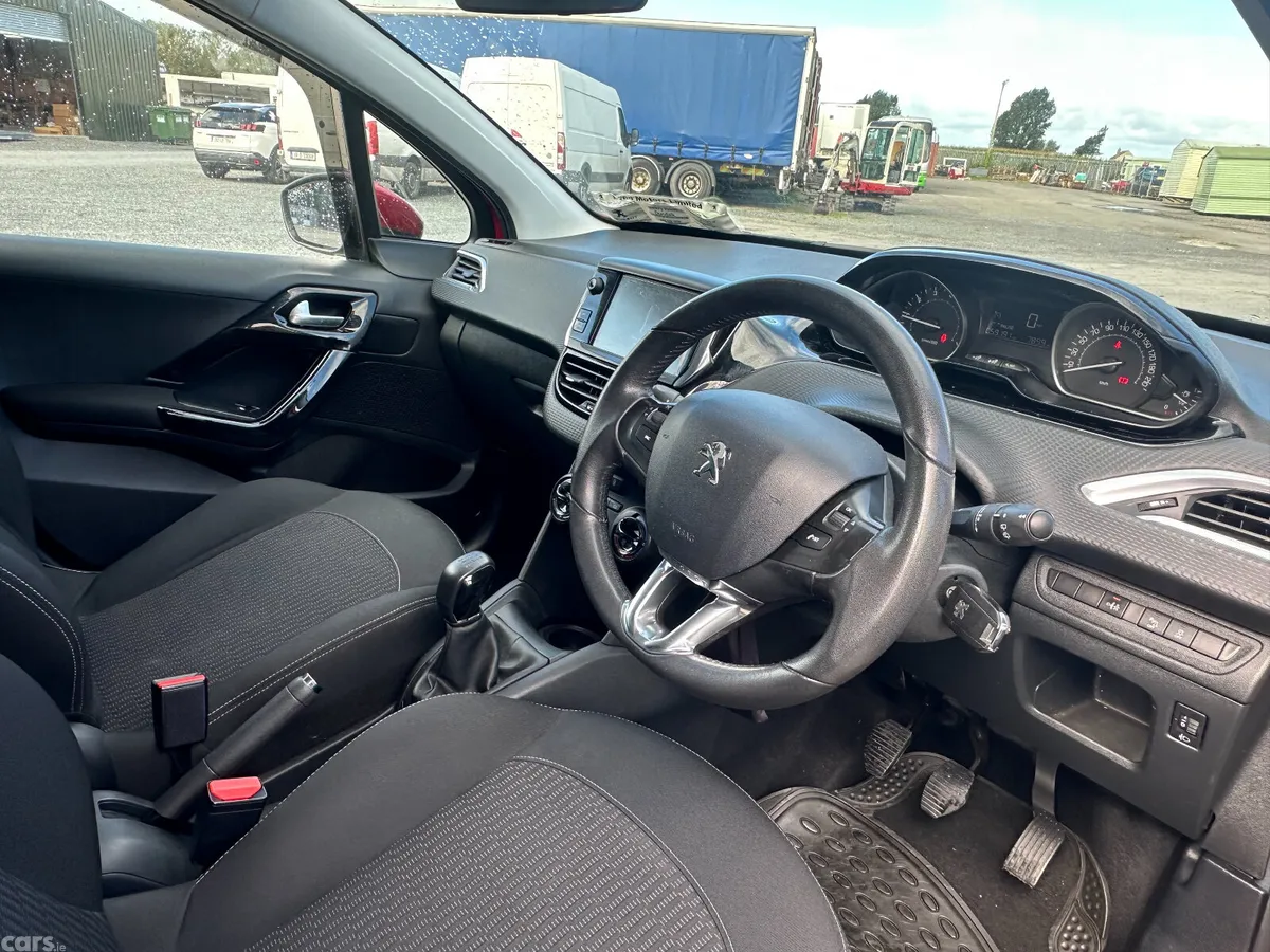 Peugeot 208 Hatchback, Petrol, 2017, Red