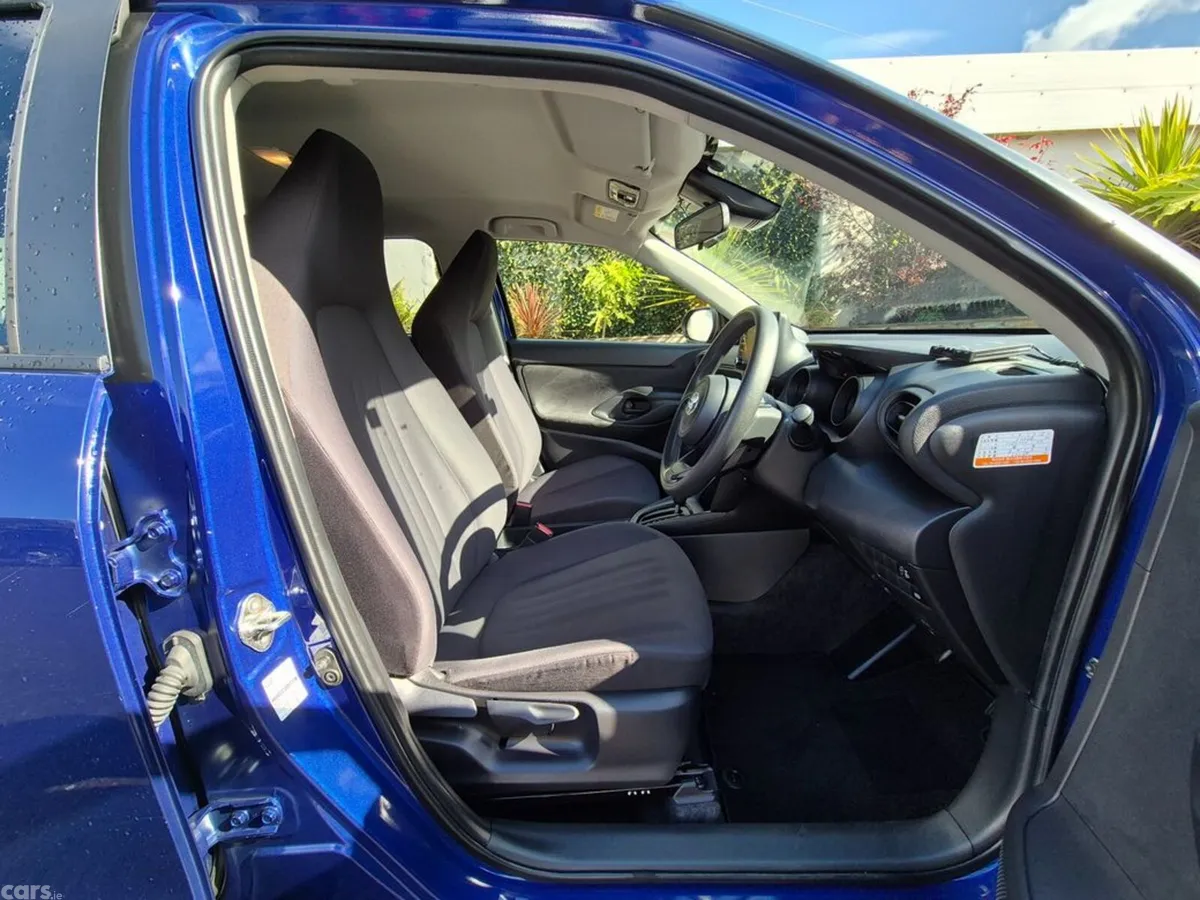 Toyota Yaris Cross SUV, Petrol Hybrid, 2023, Blue