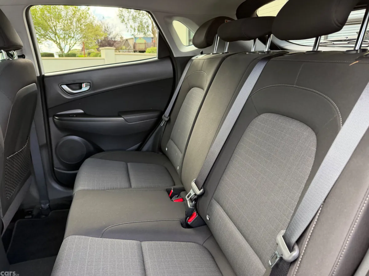 Hyundai KONA MPV, Petrol, 2021, White