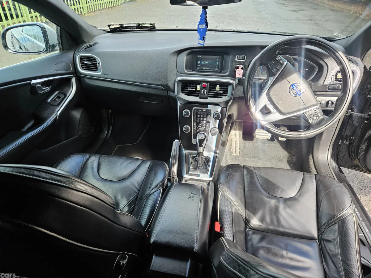 Volvo V40 Hatchback, Diesel, 2014, Black