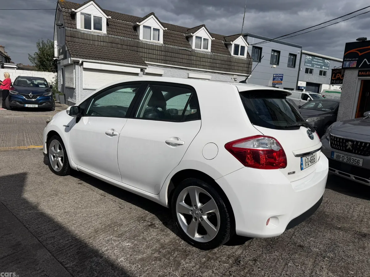 Toyota Auris Hatchback, Petrol Hybrid, 2011, White