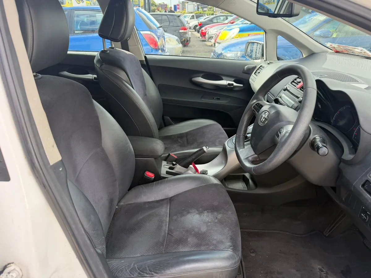 Toyota Auris Hatchback, Petrol Hybrid, 2011, White