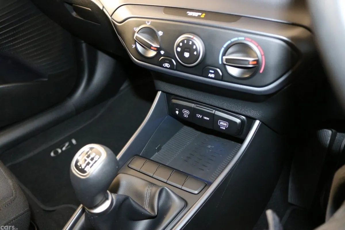 Hyundai i20 Hatchback, Petrol, 2024, White