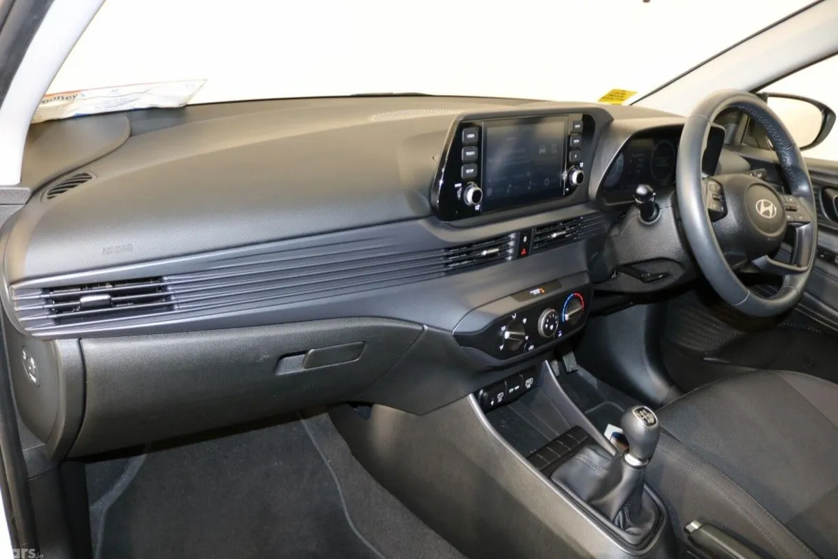Hyundai i20 Hatchback, Petrol, 2024, White