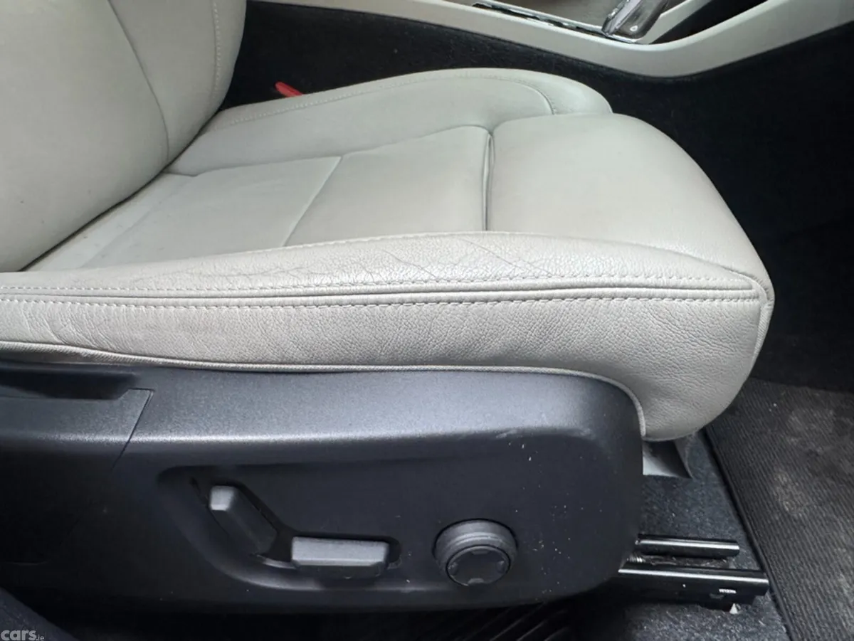 Volvo XC40 SUV, Petrol, 2021, White