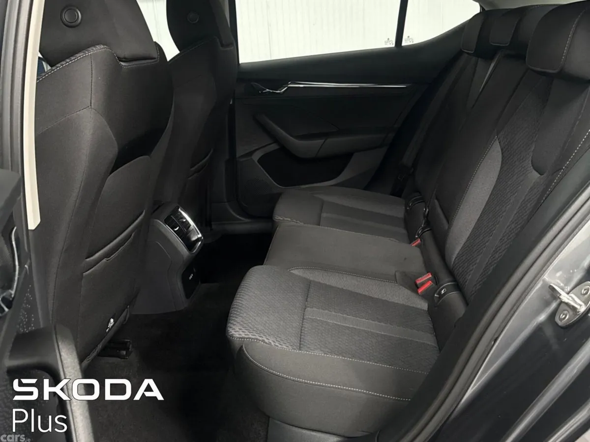 Skoda Octavia Saloon, Diesel, 2023, Grey