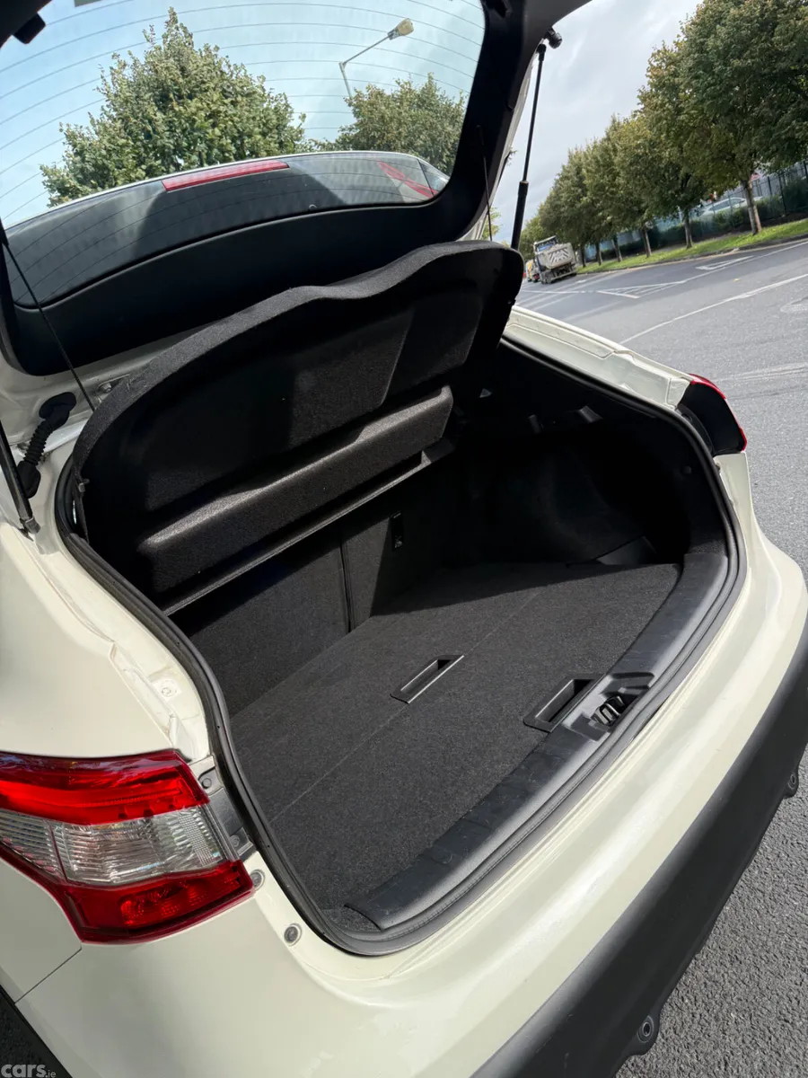 Nissan Qashqai Hatchback, Petrol, 2016, White