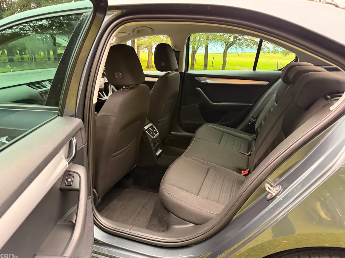 Skoda Octavia Saloon, Diesel, 2018, Grey