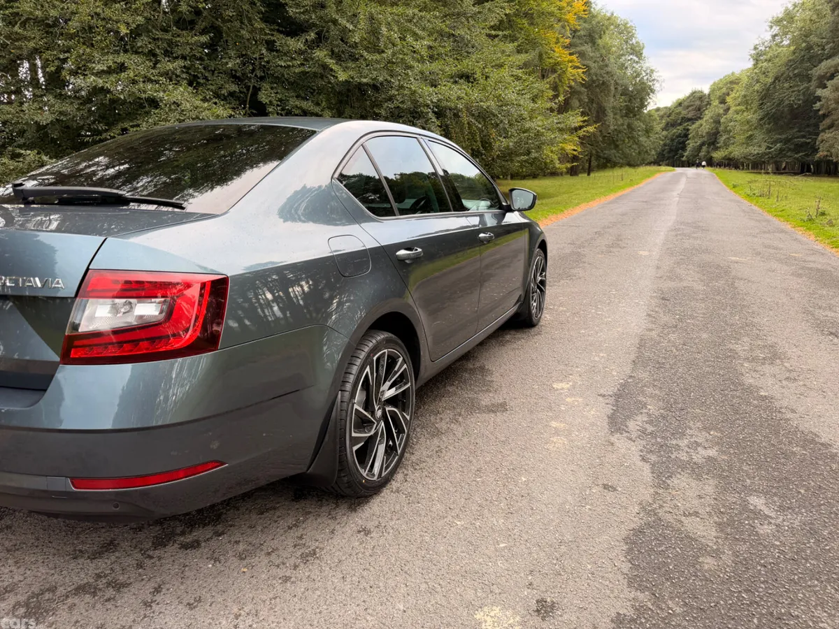 Skoda Octavia Saloon, Diesel, 2018, Grey