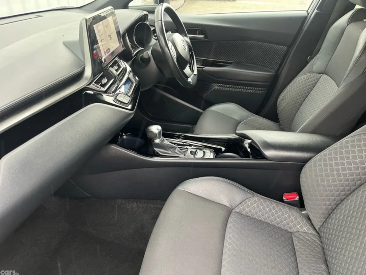 Toyota C-HR SUV, Petrol Hybrid, 2023, White