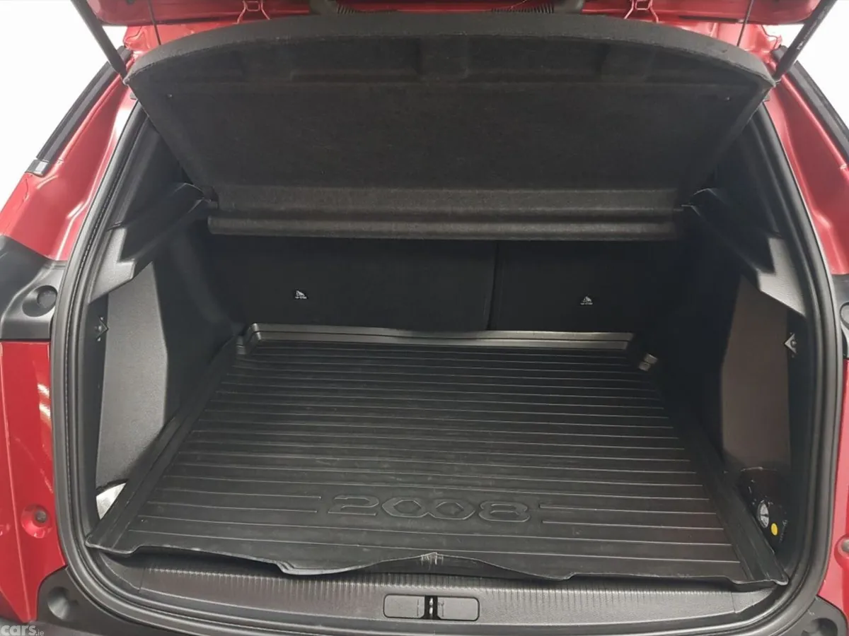 Peugeot 2008 MPV, Petrol, 2021, Red