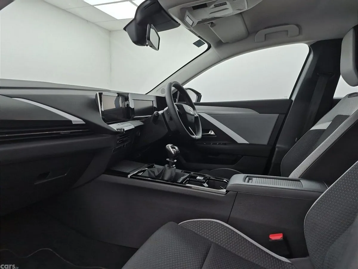 Opel Astra Hatchback, Petrol, 2025, Silver