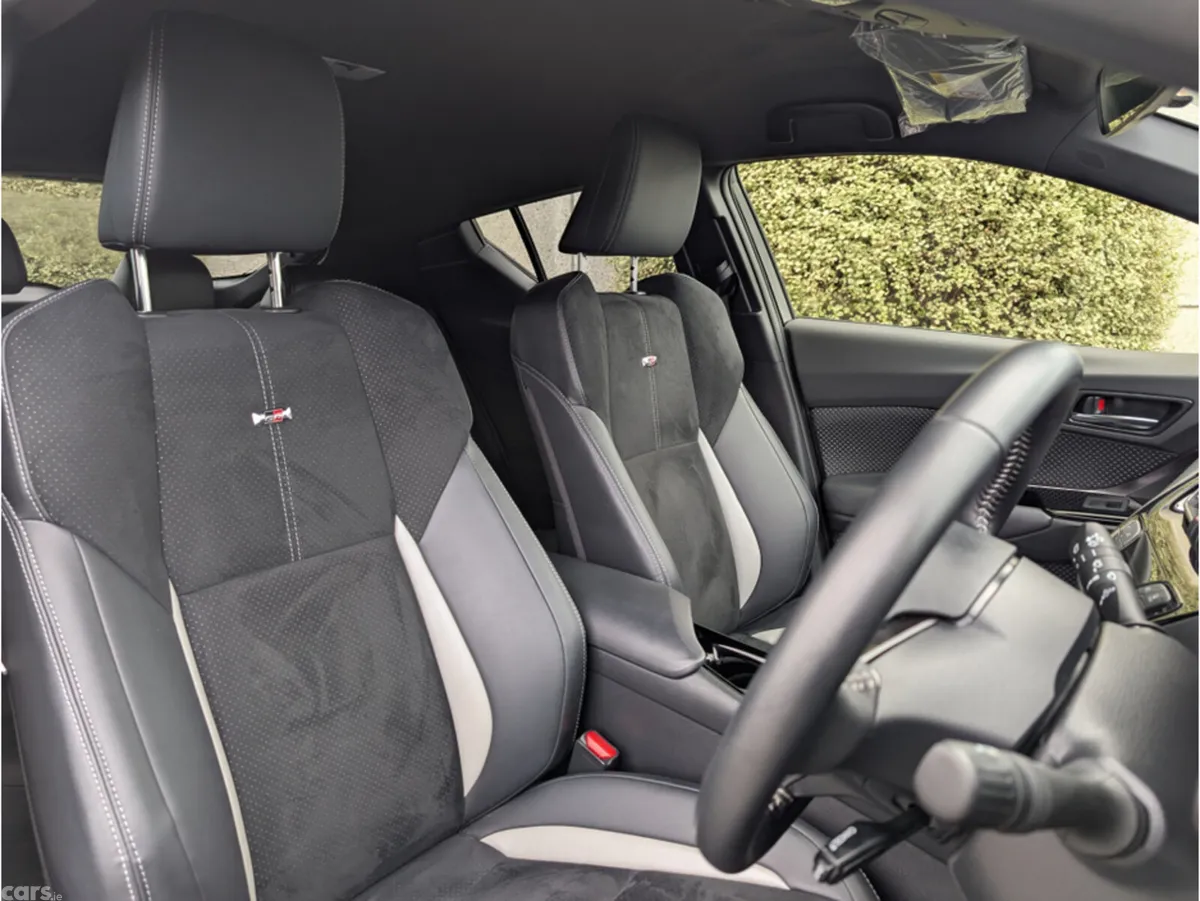 Toyota C-HR SUV, Petrol Hybrid, 2023, White