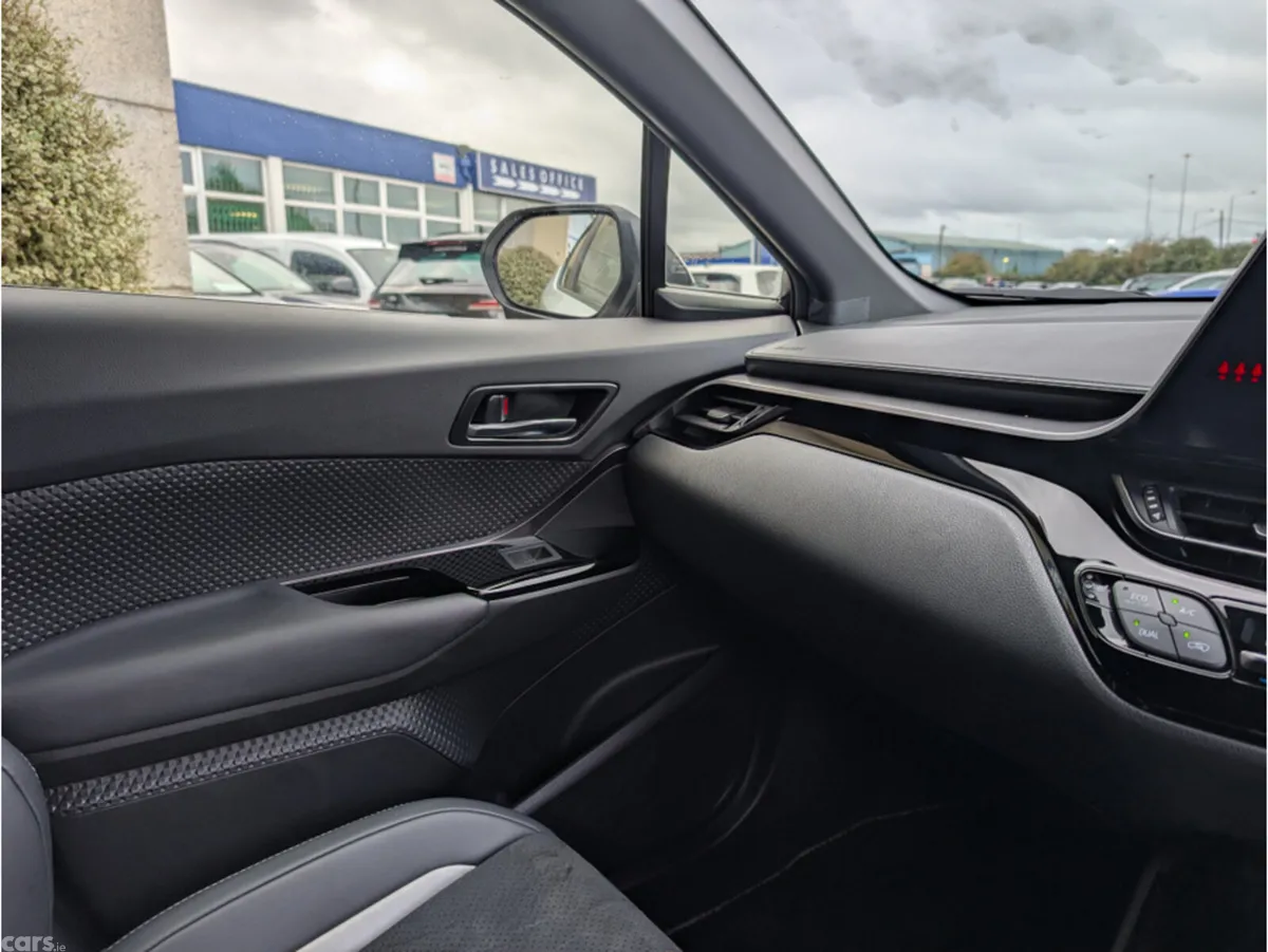 Toyota C-HR SUV, Petrol Hybrid, 2023, White