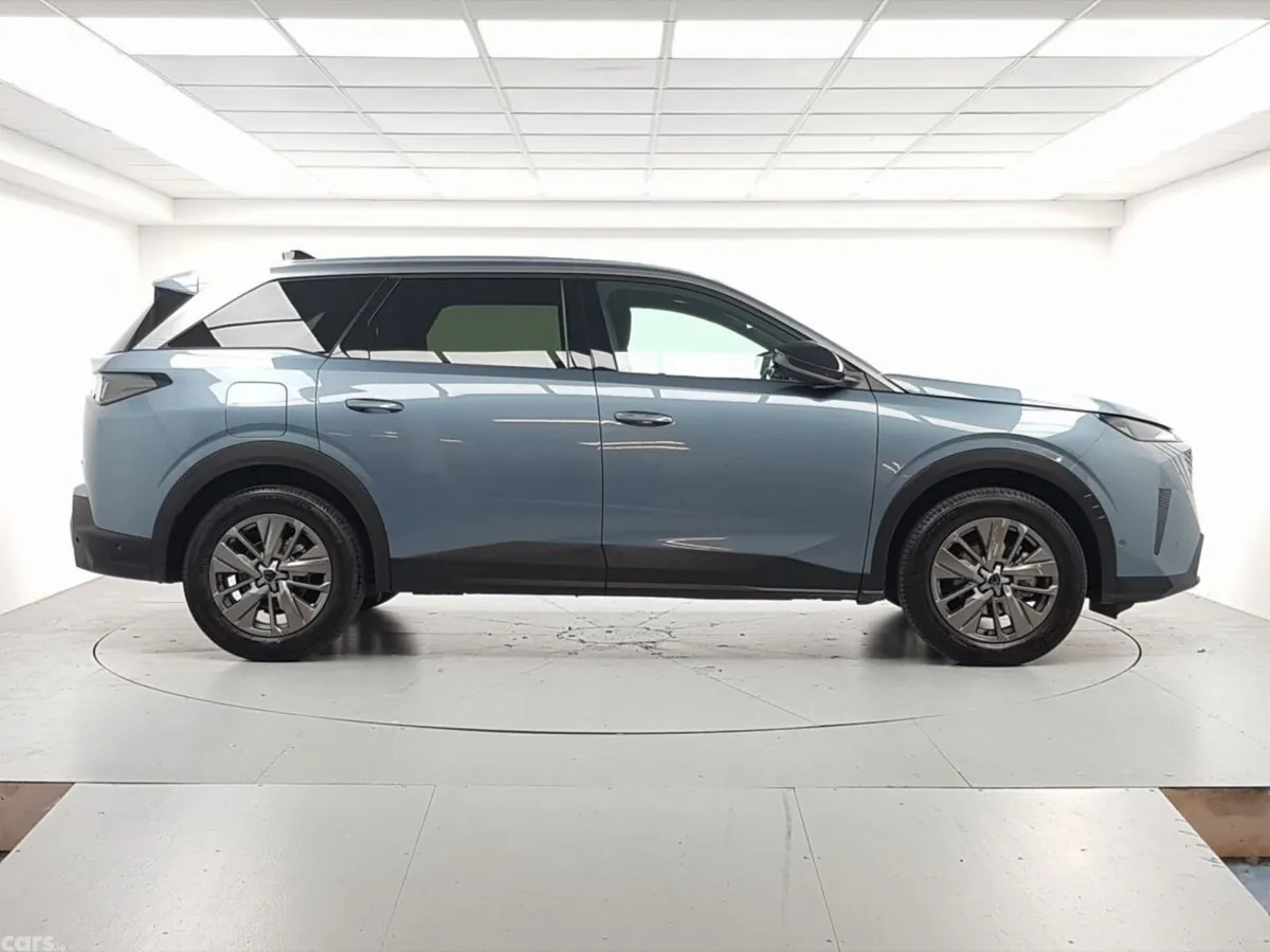 Peugeot 5008 MPV, Petrol, 2026, Blue