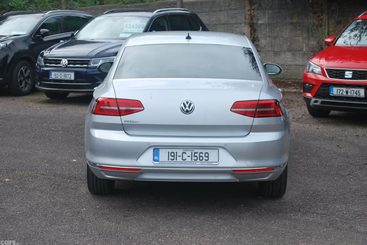 Volkswagen Passat Saloon, Diesel, 2019, Grey