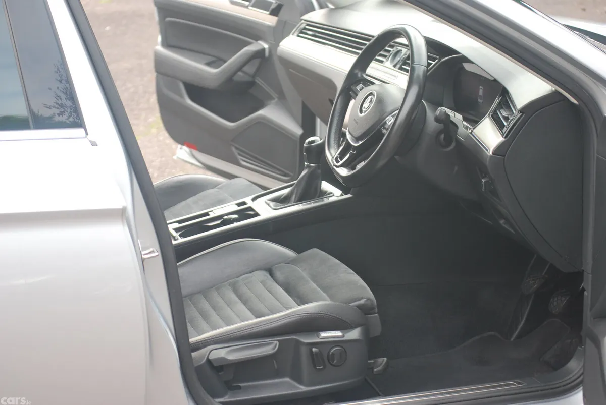 Volkswagen Passat Saloon, Diesel, 2019, Grey