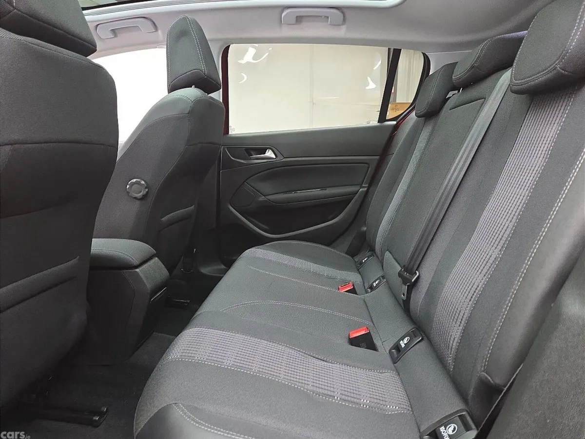Peugeot 308 Hatchback, Diesel, 2019, Red