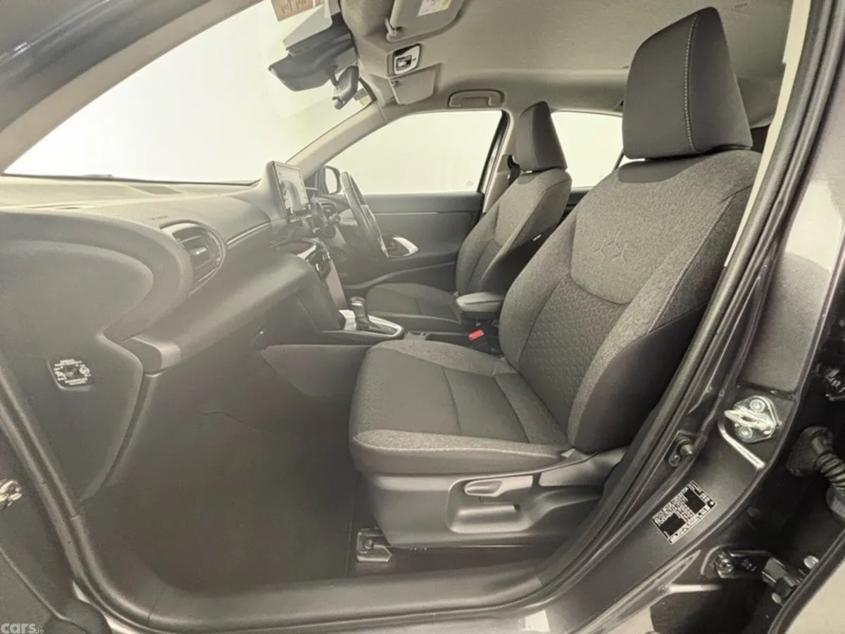 Toyota Yaris Cross Hatchback, Petrol Hybrid, 2023, Grey