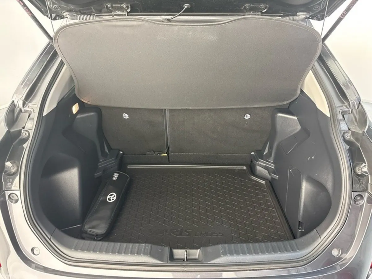 Toyota Yaris Cross Hatchback, Petrol Hybrid, 2023, Grey