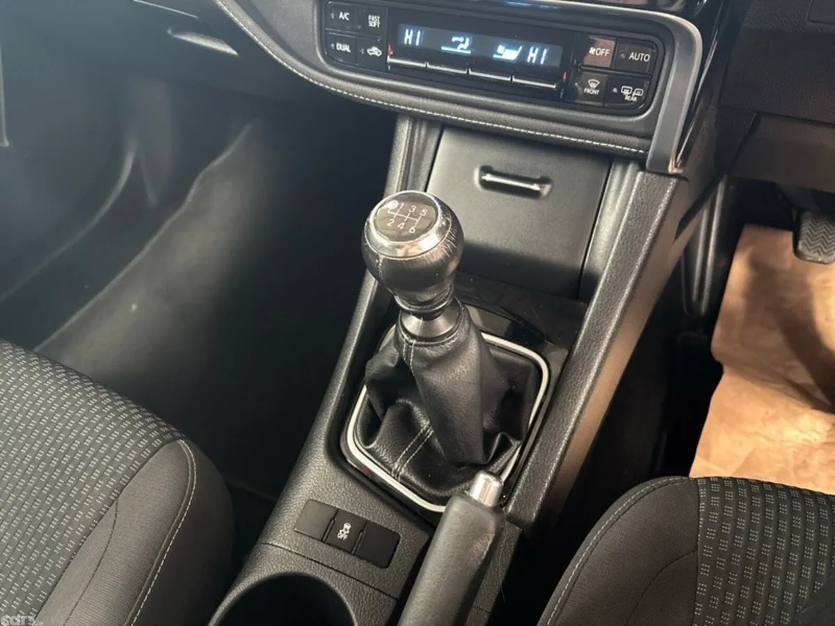 Toyota Corolla Saloon, Diesel, 2018, Silver