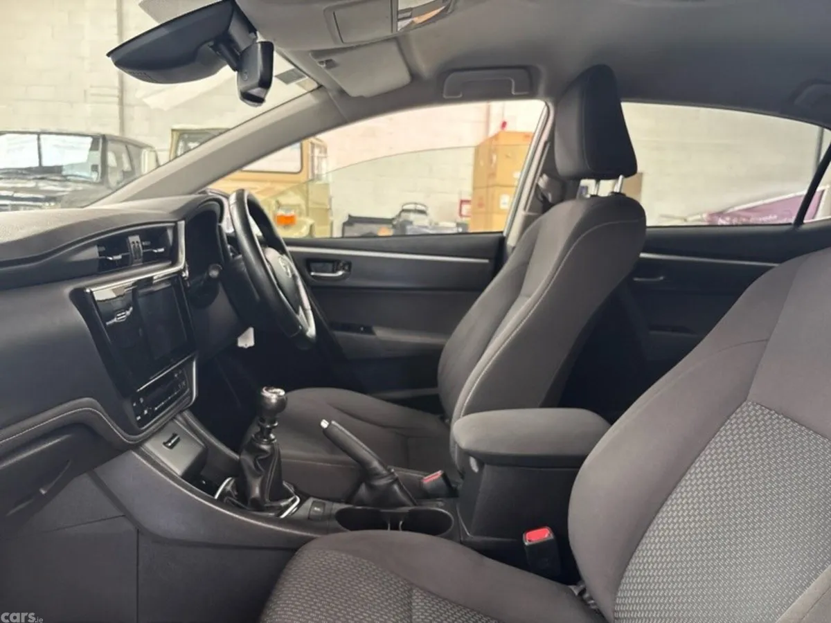 Toyota Corolla Saloon, Diesel, 2018, Silver