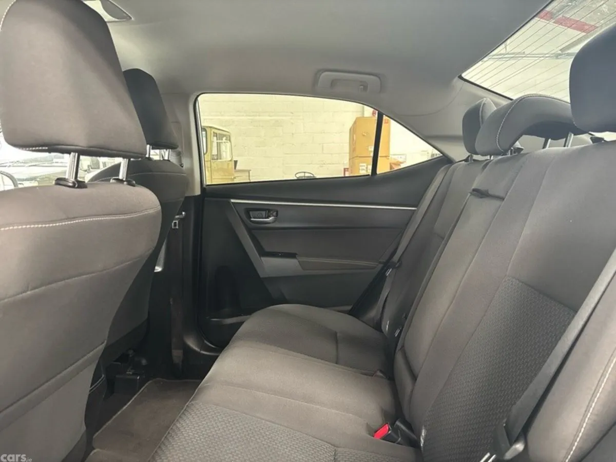 Toyota Corolla Saloon, Diesel, 2018, Silver