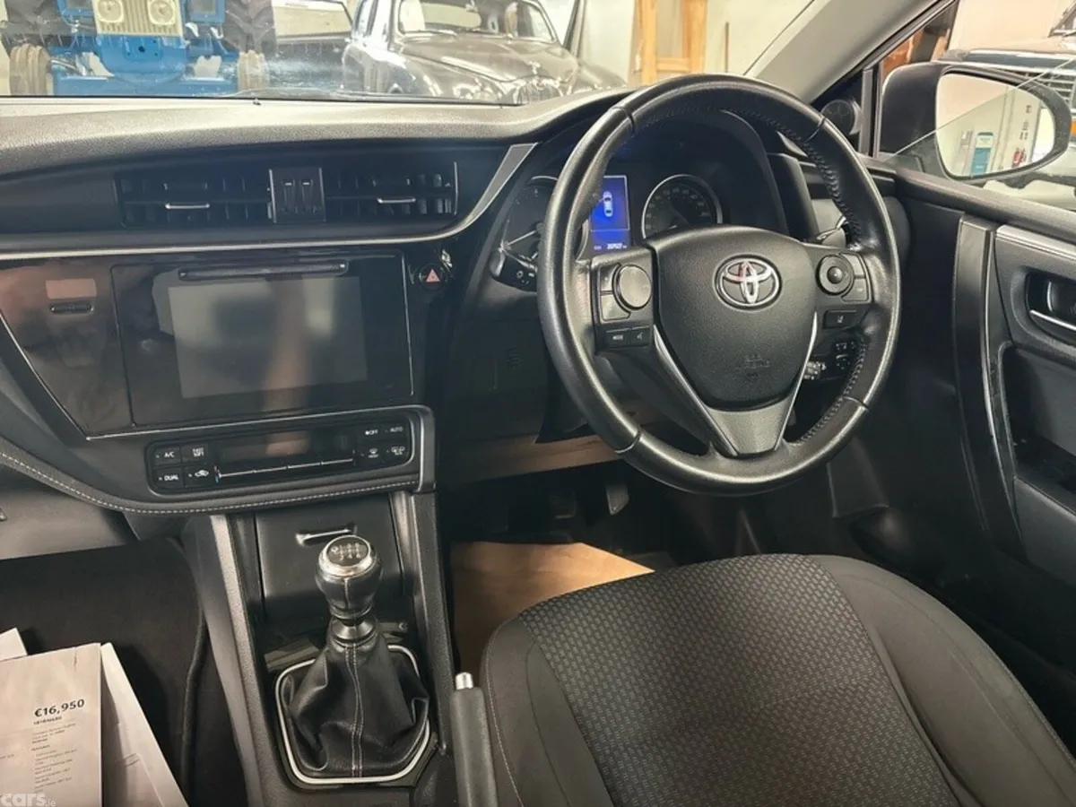 Toyota Corolla Saloon, Diesel, 2018, Silver