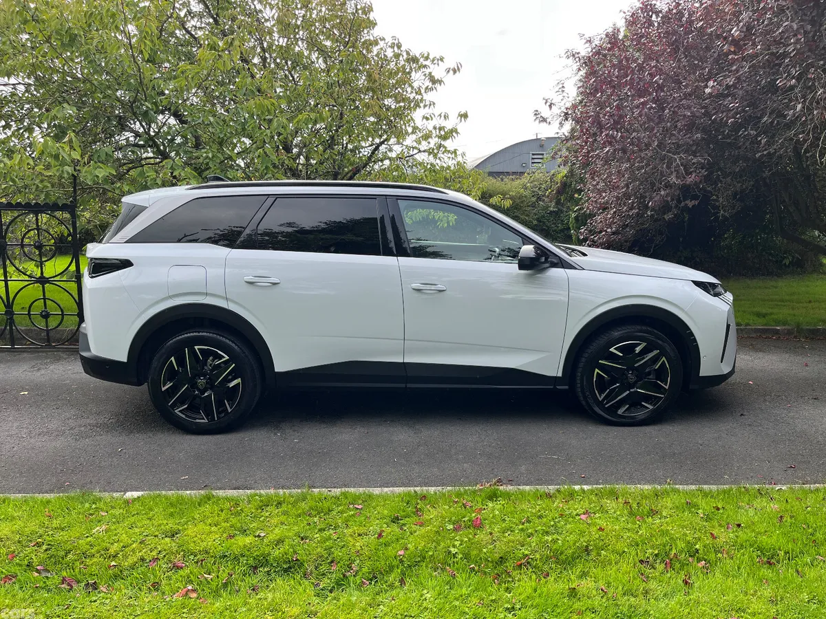 Peugeot 5008 MPV, Petrol, 2025, White