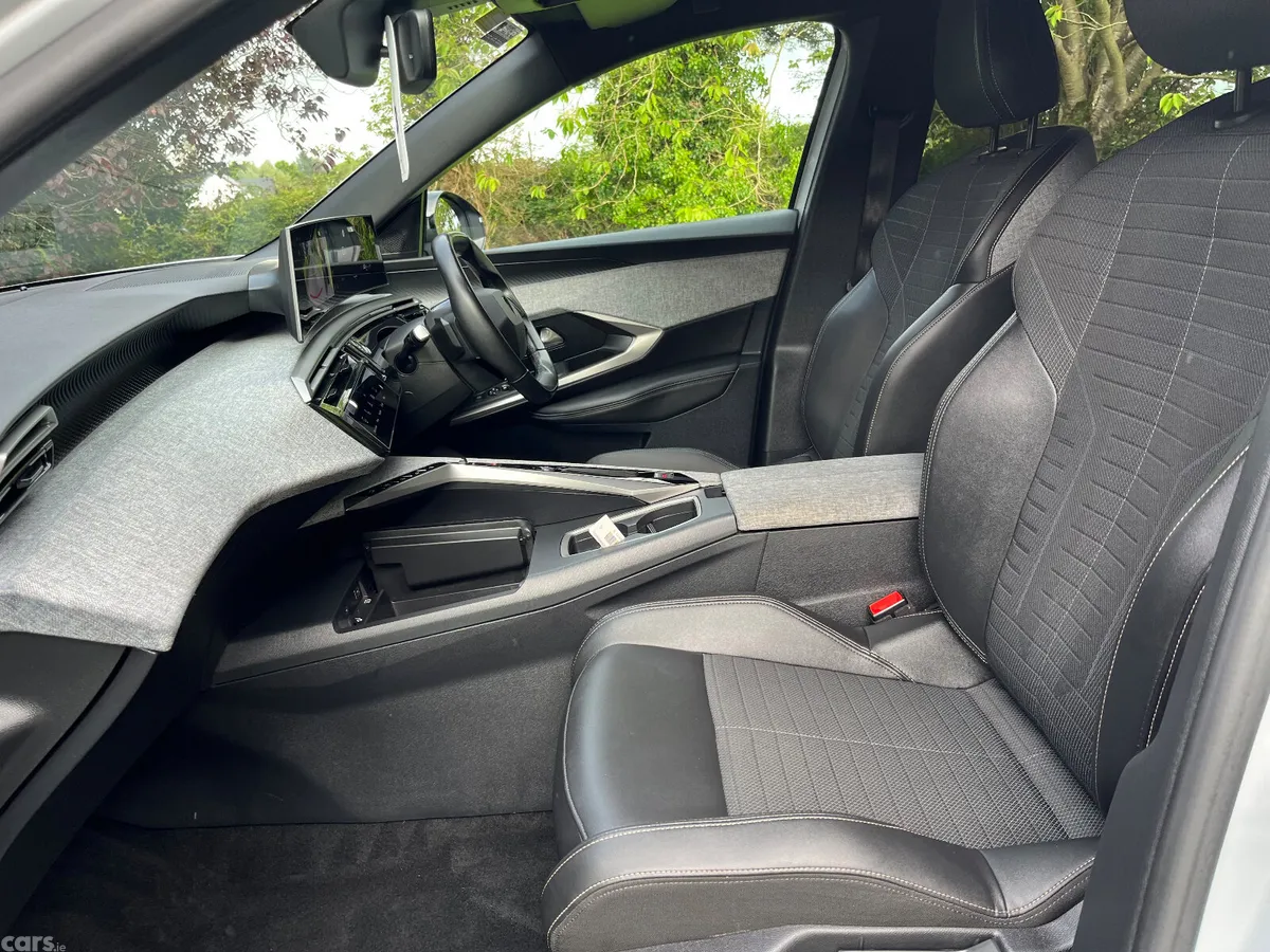 Peugeot 5008 MPV, Petrol, 2025, White