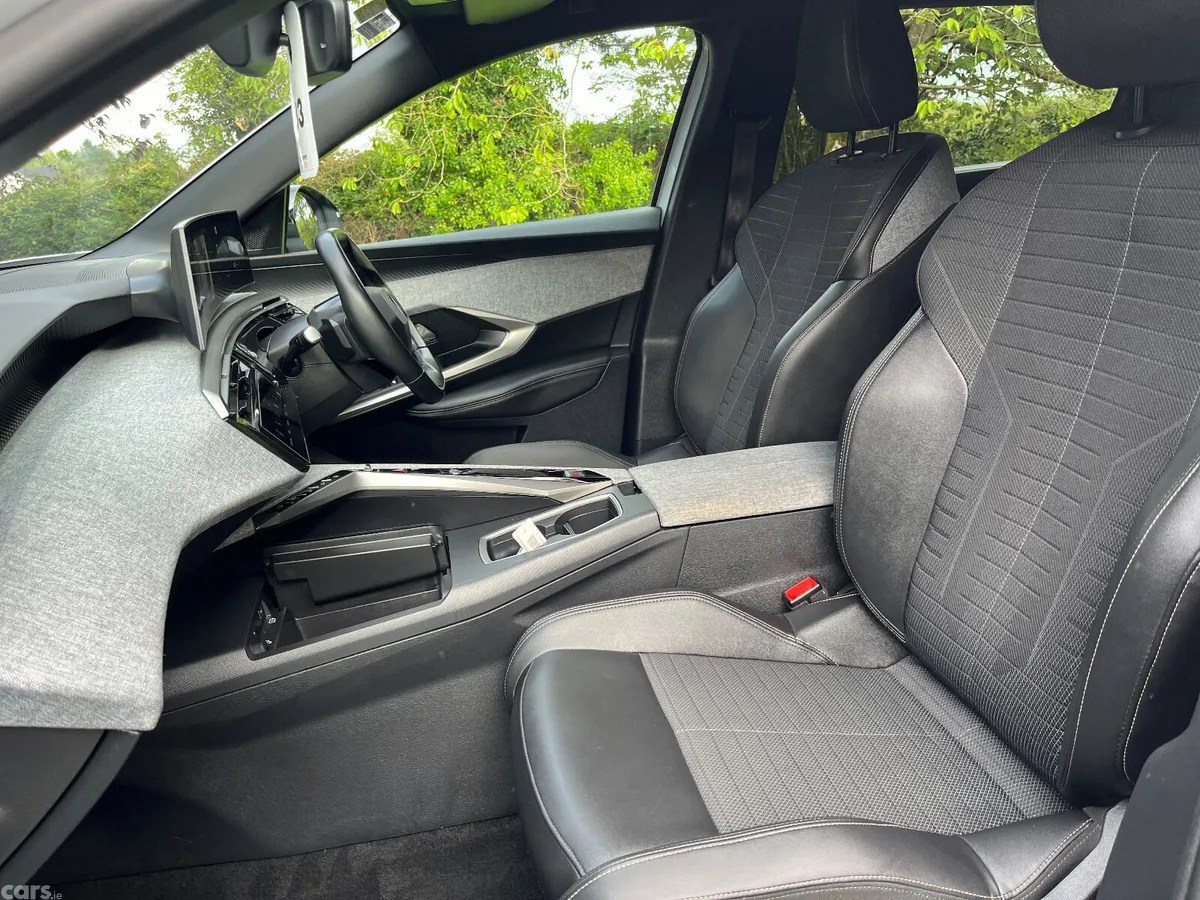 Peugeot 5008 MPV, Petrol, 2025, White