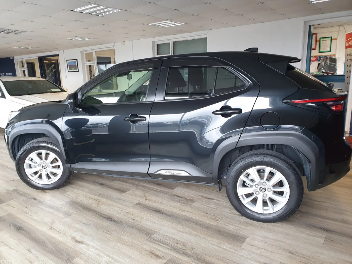 Toyota Yaris Cross Hatchback, Petrol Hybrid, 2021, Black