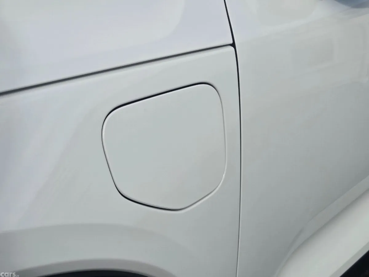 Volvo XC40 Estate, Petrol Plug-in Hybrid, 2023, White