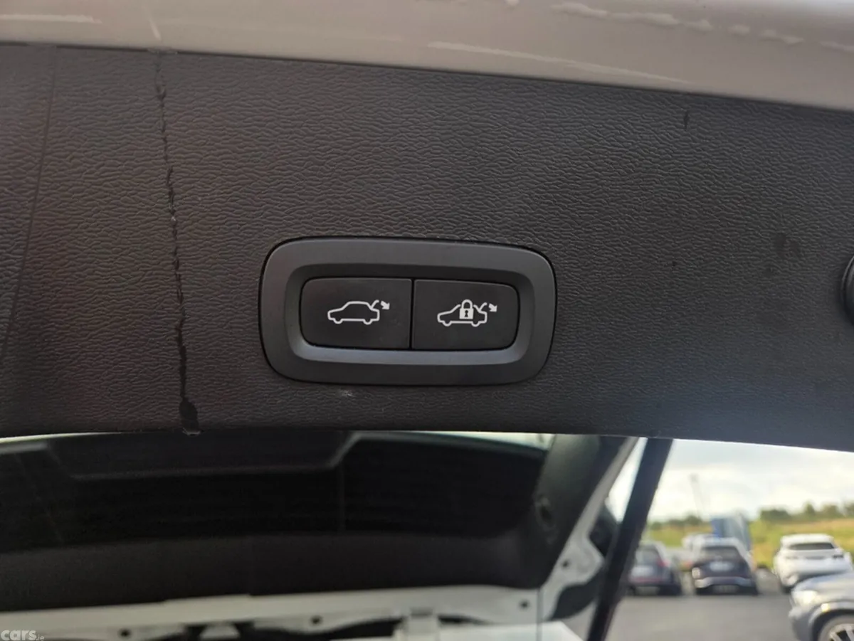 Volvo XC40 Estate, Petrol Plug-in Hybrid, 2023, White